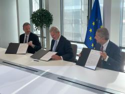 EU-commissaris Johannes Hahn (Budget & Administratie), ECB-bestuurslid Fabio Panetta en Pierre Wunsch, gouverneur van de Nationale Bank van België, ondertekenen de intentieverklaring die zal leiden tot het samenwerkingsakkoord.